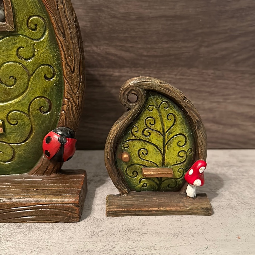 Mini leaf fairy door